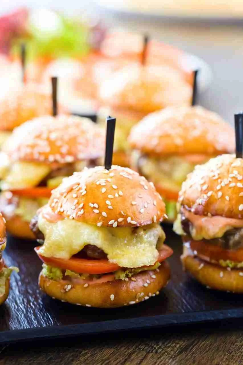 Bouchées cocktail préparées par Délise Traiteur pour une fête à Petit-Mars