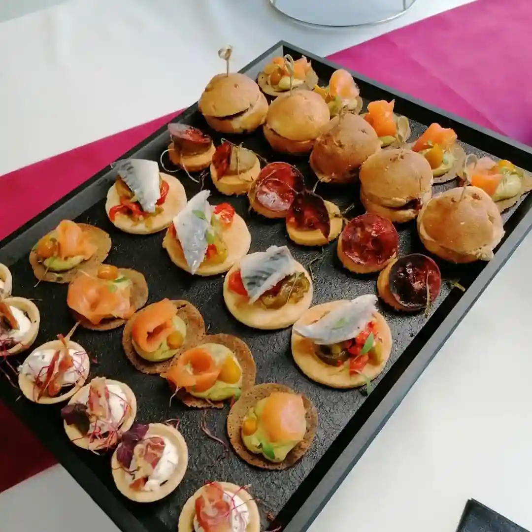 Buffet préparé par Délise Traiteur dans son laboratoire de Ligné